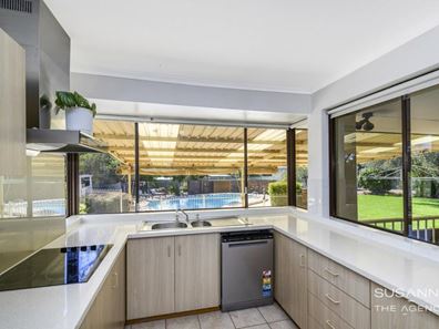9 Waterloo Crescent, Lesmurdie WA 6076