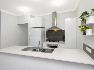 4 Wolfson Way, Piara Waters WA 6112