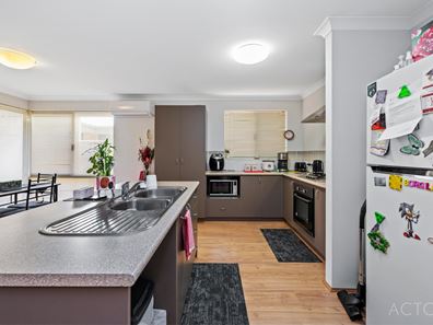 52 Leisure Way, Halls Head WA 6210