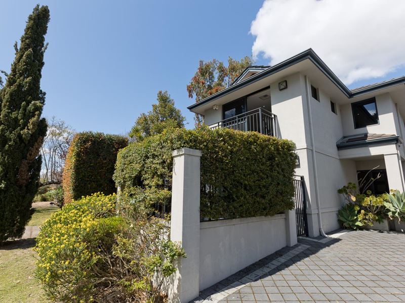 1/16 Leverburgh Street, Ardross