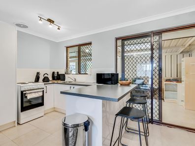 16 Saskatchewan Way, Greenfields WA 6210