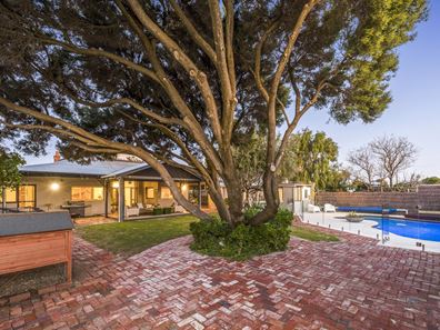 11 Sea View Street, Beaconsfield WA 6162