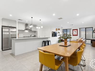 1/8 Doust Street, Hilton WA 6163