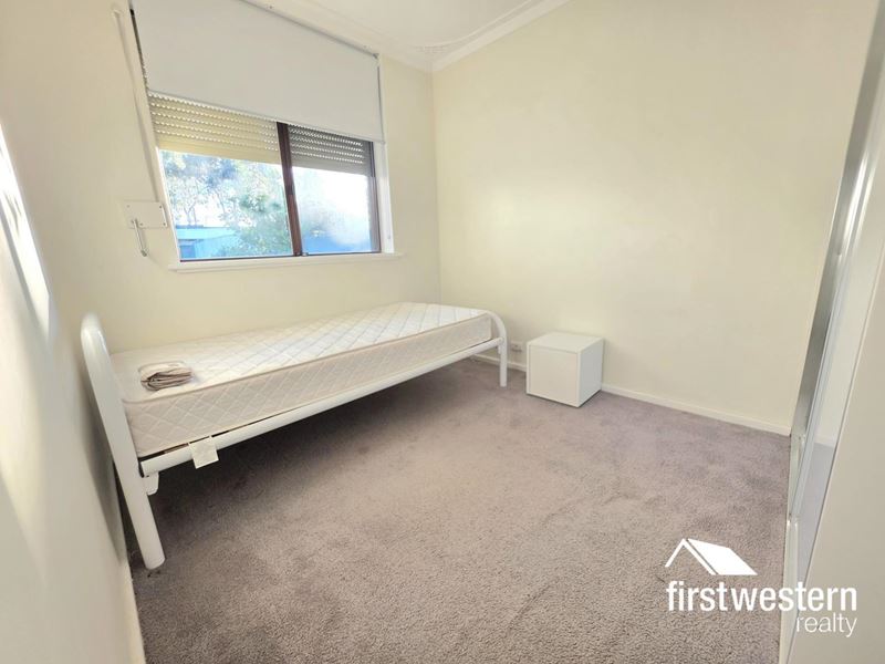 ROOM 4/13 Eddystone Avenue, Craigie