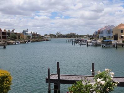 10 Rialto Place, Halls Head WA 6210