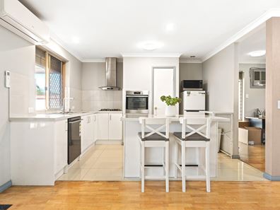 2 Jefferson Drive, Marangaroo WA 6064