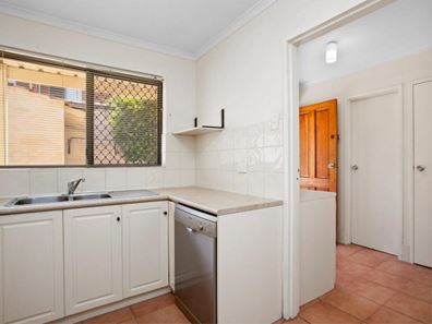 4/7 Mount Henry Road, Como WA 6152