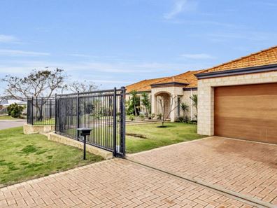 33 Buttercup Parkway, Halls Head WA 6210