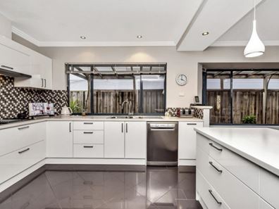 33 Buttercup Parkway, Halls Head WA 6210