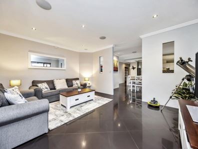 33 Buttercup Parkway, Halls Head WA 6210