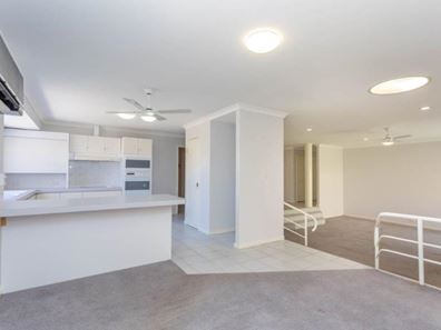 14 Everlasting Retreat, Halls Head WA 6210