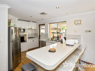 5 Farnell Place, Alexander Heights WA 6064