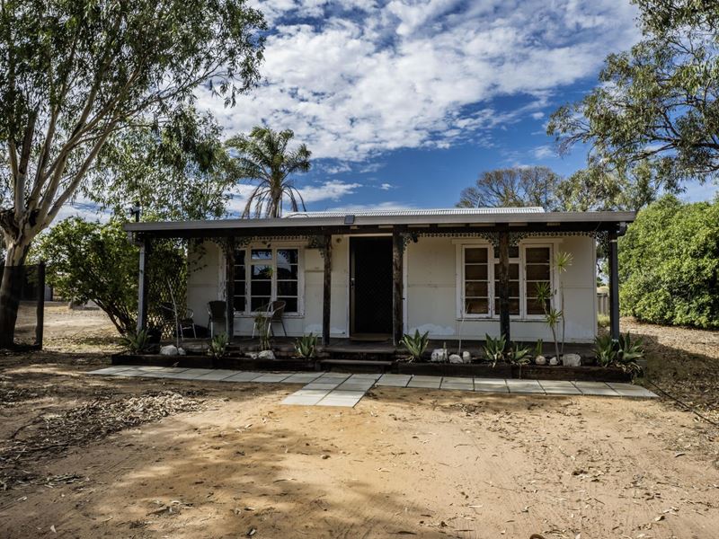 136 Chapman Valley Road, Waggrakine WA 6530