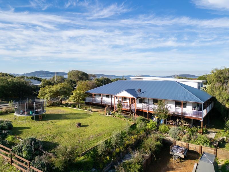 134 Bay View Drive, Little Grove WA 6330
