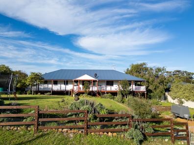 134 Bay View Drive, Little Grove WA 6330