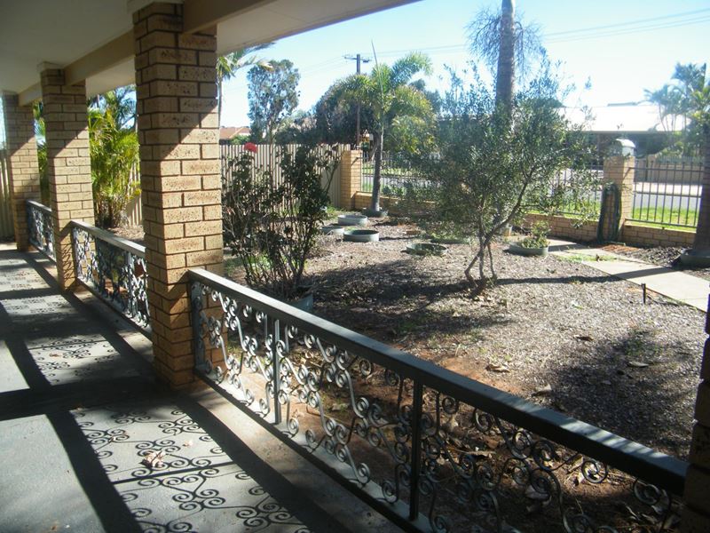 24 Fleming Street, East Carnarvon