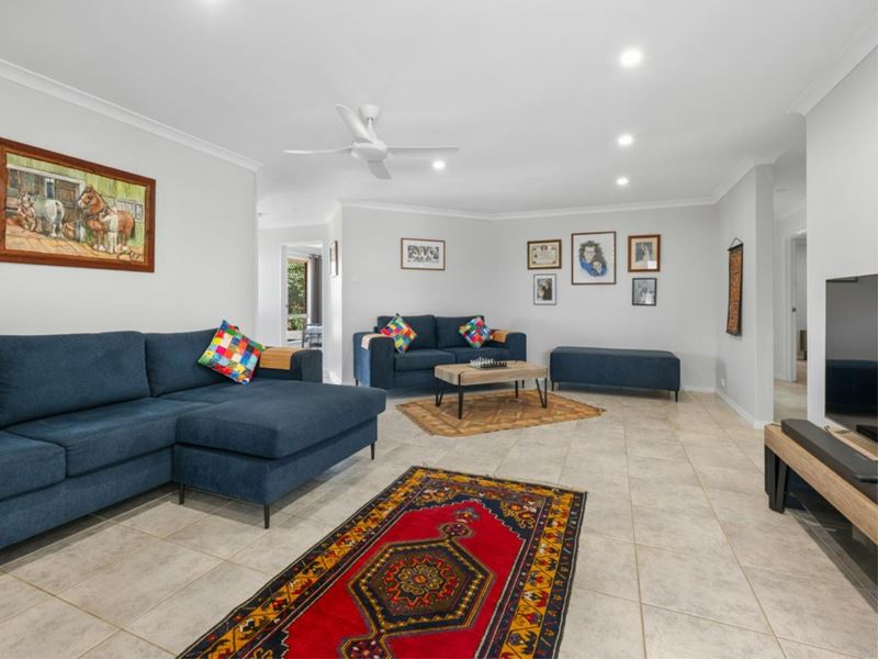 35 Eakins Crescent, Wandina