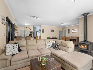 10 Samrose Road, Dalyellup WA 6230