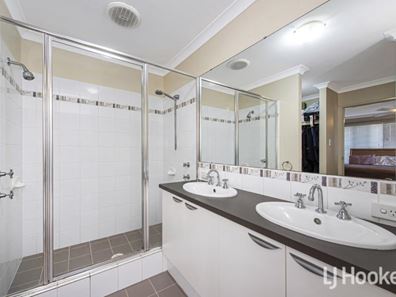 5 Marsdenia Road, Halls Head WA 6210