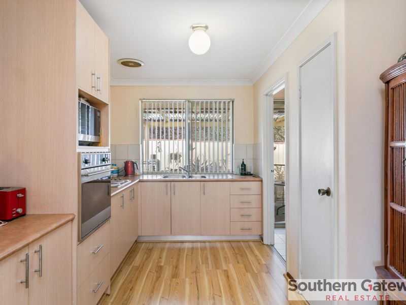 3/8 Neon Close, Parkwood