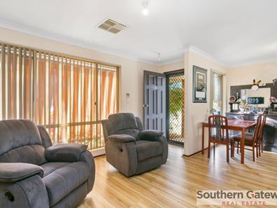 3/8 Neon Close, Parkwood WA 6147