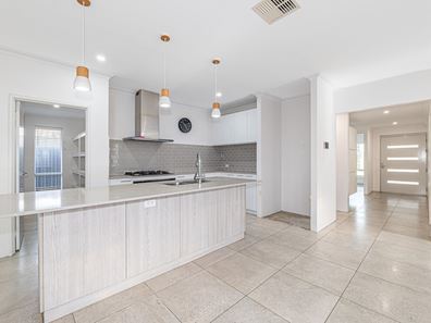18 Plavin Street, Piara Waters WA 6112