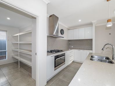 18 Plavin Street, Piara Waters WA 6112