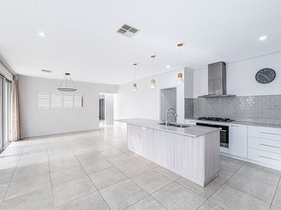 18 Plavin Street, Piara Waters WA 6112