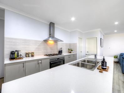 40 Claystone Loop, Piara Waters WA 6112