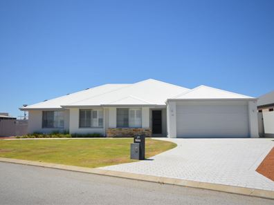 16 Syrenka Turn, Halls Head WA 6210