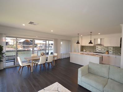 16 Syrenka Turn, Halls Head WA 6210