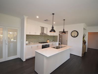 16 Syrenka Turn, Halls Head WA 6210