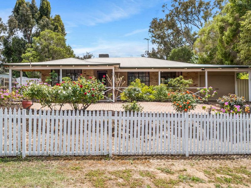 4 Wooloomooloo Road, Greenmount WA 6056