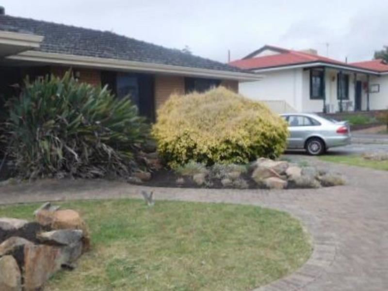 42 Willow Road, Warwick
