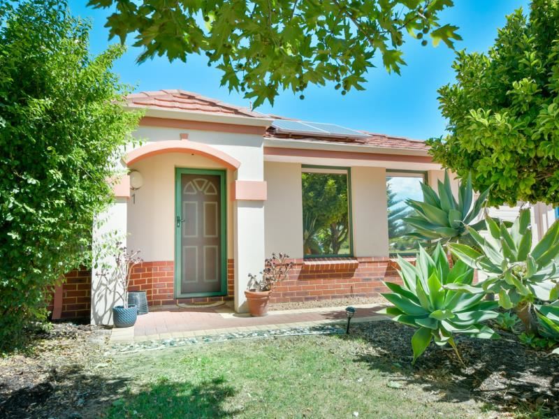 1/52 Gnangara Drive, Waikiki