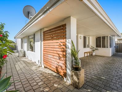 2/2 Clipper Way, Halls Head WA 6210