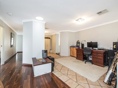 4 Lilac Green, Halls Head WA 6210