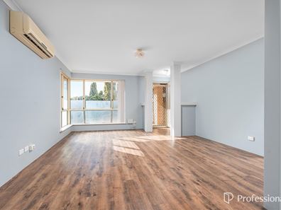 2/4 McDermott Avenue, Wandina WA 6530