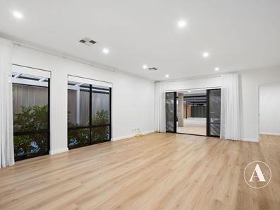 4 Oaklawn Street, Hilbert WA 6112