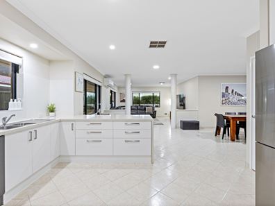 8 Meadowbank Way, Landsdale WA 6065