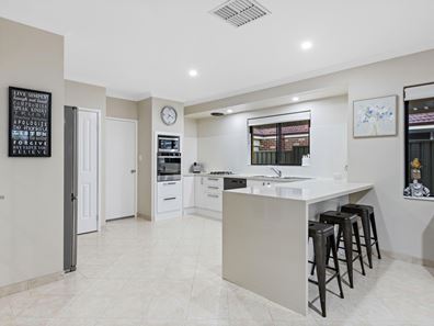 8 Meadowbank Way, Landsdale WA 6065