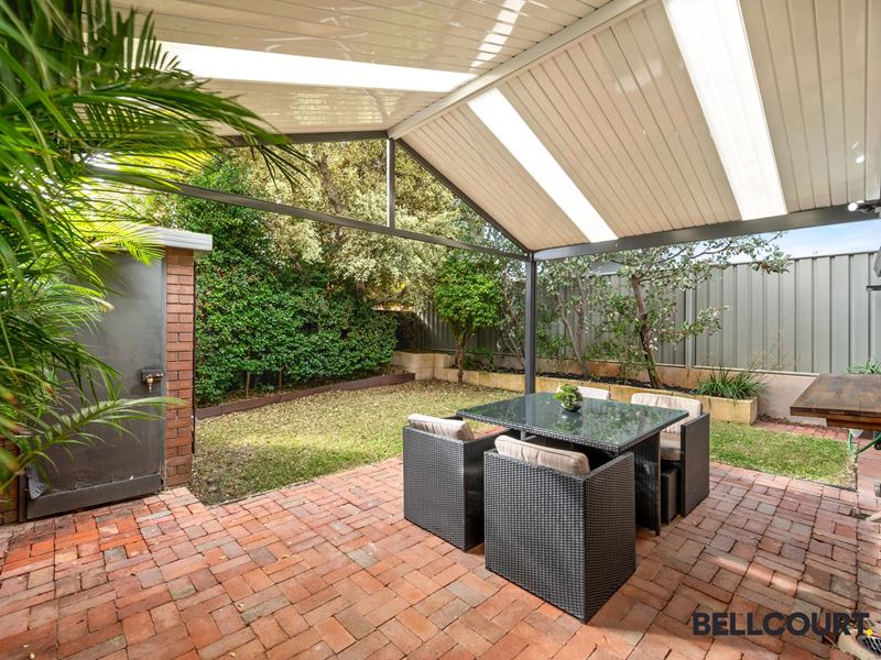 4/4 Saunders Street, Como