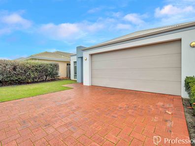 27 Towncentre Drive, Thornlie WA 6108