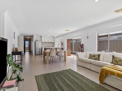 8 Blanche Crescent, Lakelands WA 6180