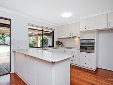 5 Balmoral Parade, Halls Head WA 6210