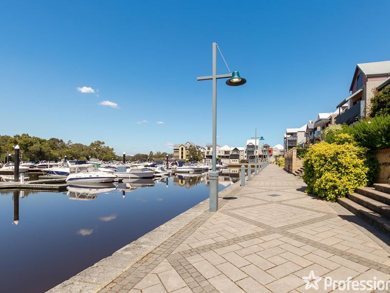4/2 Marina Drive, Ascot