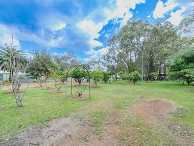 5 Cross Road, Bedfordale WA 6112