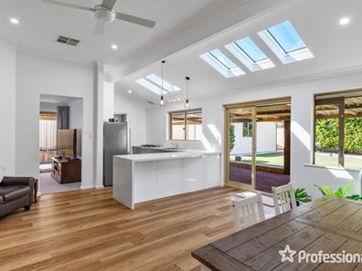 7 Falcon Close, Ballajura WA 6066