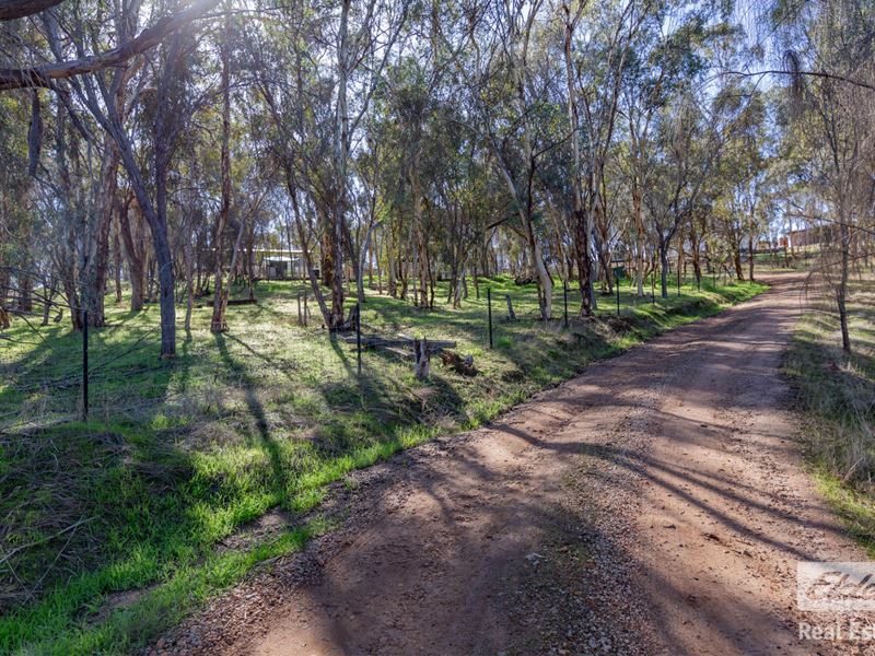 17 Railway Road, Clackline WA 6564