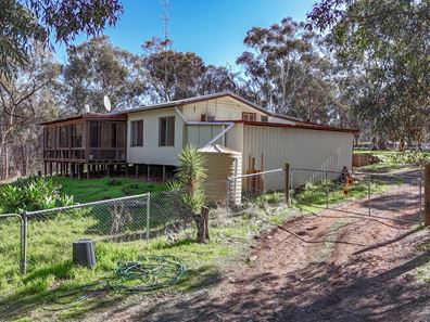 17 Railway Road, Clackline WA 6564